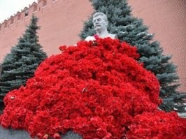 На могиле Сталина цветы, история развеяла весь мусор