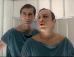 Синхронистка показала подводные танцы в экстравагантных нарядах