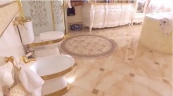 Ага. Недавно тут показывали ванную гаишника в хрущевке :)