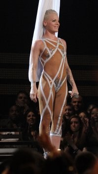 Какие сексистические правила!? 
Та же Пинк на Грамми Перформанс