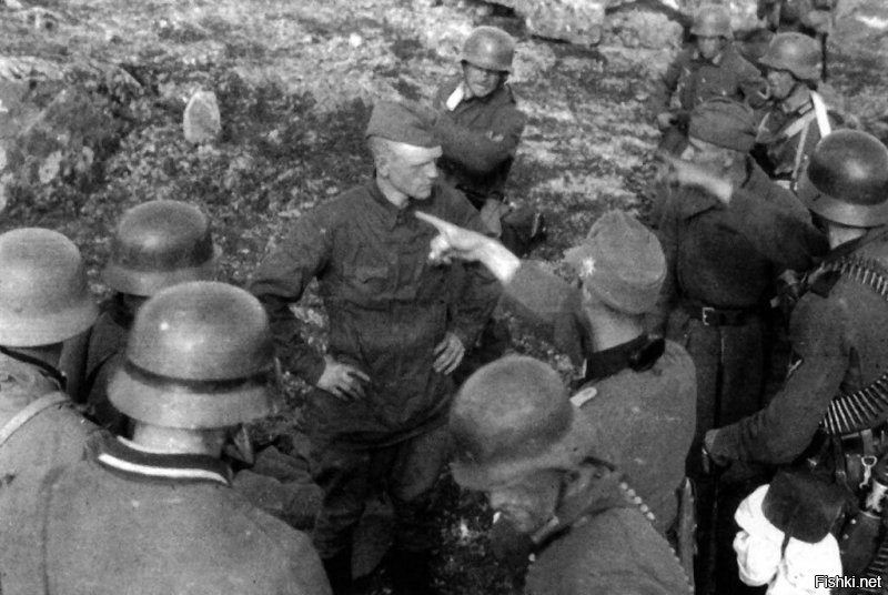 А вот же сильные духом люди были. Прекрасно понимал, что расстреляют. Так презрительно, без боязни смотрел на фашистов.