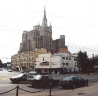 Баррикады, если что. Марию Мирабелу туда водили смотреть и в тире стрелять. И потом в зоопарк.