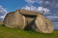 вот этому дому не хватает трёх этажей по середине