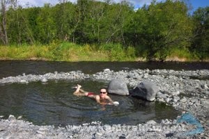 Малки, это не только чистая горная речка с температурой воды примерно +5, на берегу которой сидит красивая девушка.
Малки – это ещё и термальные источники! Рядом с этой речкой оборудованы купальни, где температура воды в разных «лужах» от 30 до 50 градусов.