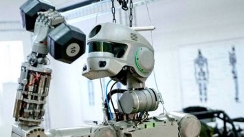 А где-то в это время одиноко заплакал робот Фёдор