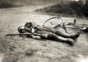 Другой особенностью бельгийской армии было широкое использование велосипедов. До ПМВ в каждой кавбригаде был батальон велосипедистов-егерей, после ПМВ почти вся кавалерия была пересажена на велосипеды.