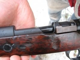 на затворной, или как хотите называйте, затворная коробка например,ресивер. в нее вкручен ствол.
всю конструкцию описать?

как то так вот это выглядит.