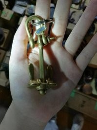 Это насколько же надо быть недалеким, что-бы не знать как выглядит якорь.