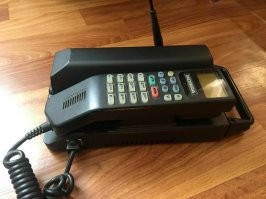 Первые мобильные телефоны. У меня первый мобильник, правда уже не в детстве, был такой:  .