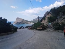 Да, в Крыму есть, что посмотреть. Да и разный он. Даже в Керчи, которую теперь все пролетают по тавриде, я неделю бегал, все не посмотрел.

На фото новый свет недалеко от судака