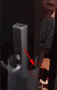 Тупой развод, который только ленивый не репостил...  
Если бы дверь была реально закрыта, то язык замка не дал бы возможности поднять плёнку выше себя и соответсвенно надеть её на ручку...