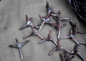 Пачка гвоздей, сварочный полуавтомат и час работы. Полсотни таких ёжиков готово.
Равномерно, каждые 15-20 метров разбрасываем по обочине.
Не благодарите.