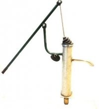 Скважина с водой. Вырыли яму, запихнули кольцо, впихнули трубу, зафиксировали, лишнее пространство засыпали щебнем. Вода лишняя вышла через трубу. Эту трубу потом аккуратненько подрежут до нужной длины, пришарашат будку и насос.
Будет что-то типа такого, на фото. Либо поставят электрический.