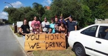 Позитив у дороги: автомобилисты приняли участие в забавной акции