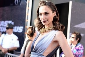 Галь Гадот до этого размера ещё два минимум.