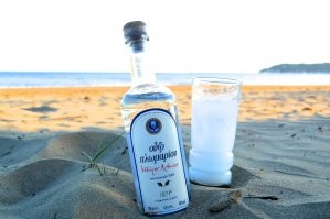 Как уксус попал к алкогольным напиткам?, там должно быть узо ( Узо   это дистиллят смеси этилового спирта (алкоголя) и различных ароматических трав, среди которых всегда присутствует анис), да и с денатуратом как то не очень, совсем уж для эстетов.