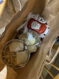 "Ресторан спросил перед доставкой, желаю ли я немного кетчупа. И это по их мнению - немного!"
А про вилки промолчали?