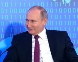 "Почему люди приобретают обычную воду в бутылках, не жалея на нее денег?"
Да потому-что могут себе это позволить. Для граждан других стран это копейки. В шалашах самых отсталых папуасов тоже удивляются, как это в раше бумагу покупают для жопы. Ну ничего, скоро это тоже будет роскошь.