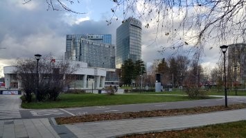 А на той стороне новый ЖК. Но там просторно и много воздуха.