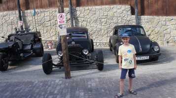 В Ялте в этом году был в музее авто, ну как в музее, это частная коллекция кароч. вот немного фоток, реально тачки крутые когда в живую смотришь, а не по телеку.