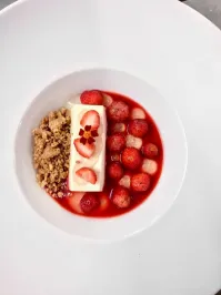 Клубника, бузина, пахта. Клубнику вижу, где на этой фотке бузина и ПАХТА? И что там насыпано коричневое?