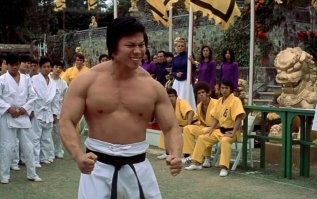 BLM по-азиатски: продавец магазина отпинал ногами чернокожего воришку, укравшего продукты