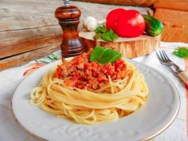 Мне нравится ещё вот и такое "изделие": паста болоньезе классическая (люблю и простые макароны "по флотски")