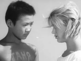 А ведь всё новое, это хорошо забытое старое. Молодежь конечно не помнит, но был такой фильм "Дикая собака Динго". Там влюбленный мальчик вырезал из бумаги имя Таня, и тоже загорал. Замечательный, кстати, фильм о первой любви.