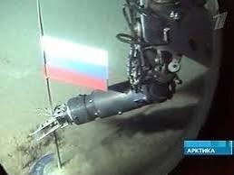 Ну во первых. Нет там никакой "полоски земли", поэтому ВСЕ флаги устанавливаются на льдине и их уносит течением.

Ну а флаг на дне это забавно.

Установка флага на дно Ледовитого океана обошлась в 100 миллионов Российская экспедиция к Северному полюсу, в ходе которой на дне Северного Ледовитого океана был установлен титановый государственный флаг России, стоила около 100 миллионов рублей.