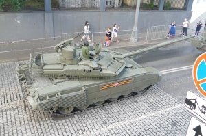 Идея платформы и танк на ней - хорошие, спору нет. Беда в другом, денег на это дело тоже нет, поэтому с 2014 года, только и слышны обещания, вот-вот поступит в войска в товарных количествах. На деле же, пока что это штучные экземпляры. Дай бог, в обозримые 10 лет, Т-90М в достаточных количествах поставить в войска, а имеющиеся Т-72, модернизировать до Т-72БМ3. Думаете чего, наши занимаются модернизацией Т-80 и их в войска поставляют? От безденежья.. так бы поставляли Армату или Т-90М, но это дорого, легче дотягивать старые Т-80 до приемлемого уровня защиты, устанавливая на него более-менее современные приборы, ДЗ Реликт и дорабатывая механизм заряжания под современные боеприпасы.
Более того, на Армату получили экспортный паспорт, а значит её планируют в первую очередь продавать каким-нибудь индусам, а уже с появившихся денег - чё-то в свои войска поставлять. И да, по хорошему, чтоб бороться на реальных дистанциях боя с современными танками наиболее вероятных друзей, надо на Армате ставить 152 мм танковую пушку.. Но у нас и отработанной пушки такой нет, тока недолго живущие и дорогие штучные экспериментальные экземпляры, так на складах со времён СССР, миллионы единиц снарядов под 125 мм гладкоствольную пушку. Так что, в самом оптимистичном варианте, Т-90М - основной боевой танк России, но никак не Т-14. Увы, таких денег (на доведение до ума, и серийный выпуск) в стране просто нет. А пока Вован со своей воровской кодлой у власти - и не будет.. не потому что всё украли, а потому что не развивается экономика, а без мощной экономической составляющей - иметь большую, оснащённую и современную армию  - невозможно. Танк это ведь не просто танк,  это заводы, это квалифицированные рабочие, это качественные материалы,  это технологии, это обучение экипажей, это снаряды, это логистика, это ремонтные бригады, итд.. Если у вас нет, достойного относительно дешевого и неприхотливого мотора для танка, то пофигу, какой у вас там танк. Если ваша электроника не способна пеленговать подлетающие угрозы, чтоб отвечать на них сработкой КАЗ, то и жить такому танку недолго, если вы этот танк не можете прикрыть комплексом ПВО, то разберут его с какого-нить древнего штурмовика или вертолёта за милую душу, каким бы он крутым не был.. Ну и да, если для танка нет современных снарядов, а только всякие Свинцы 1,2 и прочие Манго, то в лоб башни, тоже Абрамс ли Леопарда, можете даже не пытаться пробить (хотя, по  хорошему танк не должен воевать против танка). В общем новый танк это комплекс проблем и окружающая инфраструктура, а не просто танк. Посему, на данный момент, Армата, скорее пропагандистский  материал, а не реальная техника, которая вот-вот поступит в войска. Увы, но это с моего дивана так виднеется, без розовых очков.