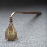 Вот устройство для гашения свечей. Оно всегда в виде колпачка. А то, что на фото 7, может использоваться только для расплющивания свечей.