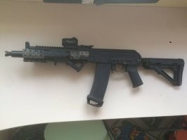 Не понял вопроса..?))Обыкновенный нарезняк под патрон 223REM (5,56X45)/Магазины на 30 патронов стоят рублей 700-800 за шт.Патроны барнаульские 10-12 руб.шт
Выглядит вот так в легком тюнинге