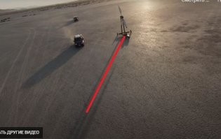 Дьявол кроится в мелочах. 
Пепелац обладающий рулем просто разогнавшись по ветру поменял угол движения и относительно "попутного" ветра стал двигаться "быстрее". Если посмотреть на тень левого колеса - вначале гонки она идет точно на пилота, к середине гонки параллельно пилоту, а после финиша от пилота... 
Т.е. направление движения относительно солнца существенно изменилось. Предзакатное время солнце движется вниз, так что его движением можно пренебречь. 
Проще всего обмануть человека, если обманешь его глаза