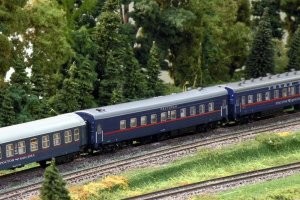 Чиво?!
> до 1985 года целенаправленно за продуктами не ездили
В Ростове лапу сосали с начала 70-х годов, так что загадка:
- Синий с красной полосой и воняет колбасой.
Ответ: фирменный поезд "Тихий Дон", Москва - Ростов-на-Дону