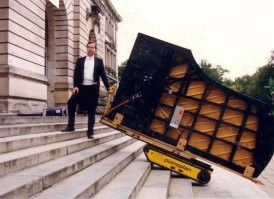 Для грузчика просто необходимо высшее техническое образование.
 А в некоторых случаях приветствуется и второе - музыкальное. 
 "В нас пропадает дух авантюризма! Мы прекратили покупать рояли!"