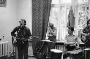 "Йолана" У меня в школьном ансамбле такая же была....