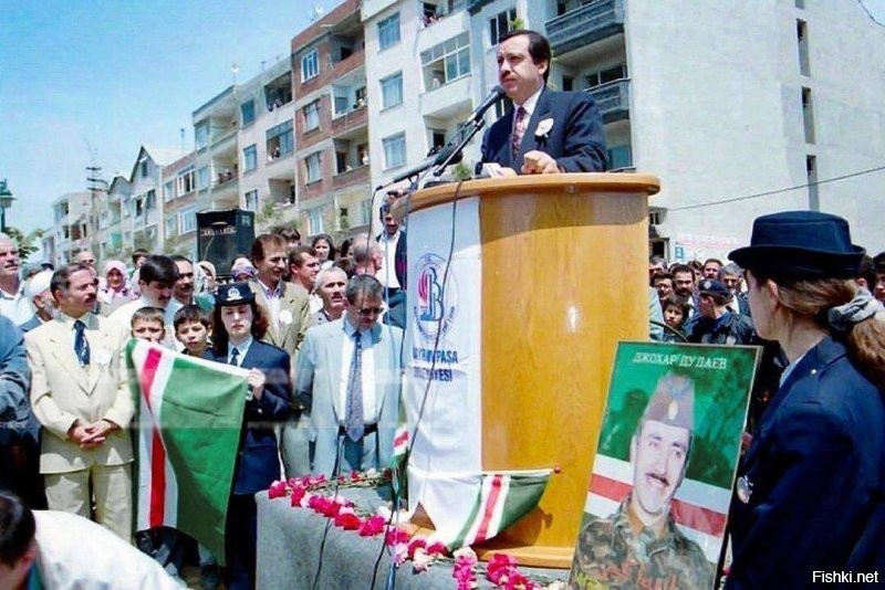 Мэр Стамбула Реджеп Таи ип Эрдоган выступает с речью на церемонии открытия парка в честь Джохара Дудаева. 
Турция, Стамбул, 7 мая 1996 года
А ты едешь туда жрать и пить в олинклюзив. Везешь им деньги. Ты, твоя тупая шкура и твои личинки.