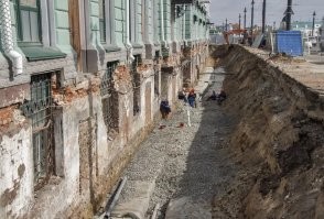 Так просели, что даже окна целые...