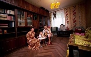 Постанова похоже. Не было в 87м году еще ходунков. Да и обезьяна на карнизе более позднее изобретение.