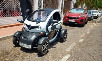 **протестировал Мантуров в ходе визита в Тольятти. Он похвалил эргономику и комфорт** == У кого нить есть фотография хотя бы одной машины Мантурова - хочу понять,после какой машины можно было посчитать Zetta комфортной . Случаем не такая (на днях возле дома сфоткал) Безшумная тварь ,чуть под колёса не попал ибо ,когда она подъезжала ,я её и не заметил.