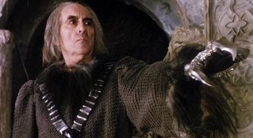 Там еще и Кристофер Ли играл.