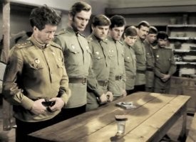 На последнем фото? Да. И фото цветное не военных лет.
Здесь правда плохо стакан видно, но тоже не тот?