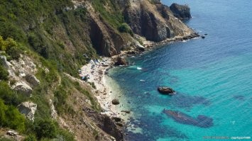 К сожалению знаю этот пляж. .. Этот мужик с компанией пришел к морю, напились, а обратно поднять с пляжа не смогли. Там ооочень крутая тропинка около 80 м высотой.  Ну и оставили его на пляже. Утром проспится, вернется.  А тут стоят палатки с "дикарями". Ну мужик утром проснулся с огромным бодуном, ну его и "подлечили", потом "подлечили" в обед. И так пару дней. А когда его жена заволновалась и начала мужа искать -друзья вспомнили, что оставили своего друга на пляже. В общем там его и нашли в таком состоянии. Всё кончилось хорошо. История правдива на 100%. .....Хотя это может был и не этот мужик.