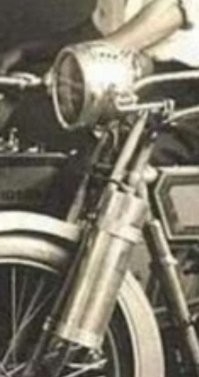 И чего минусят? 

Вот карбидки. 
Фары тогда ацетиленовые были.