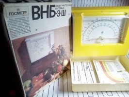 В советских кухонных настенных весах была в комплекте пачка сменных шкал для разных продуктов (легко вставляются сверху в прорезь). У моих родителей такие до сих пор есть и работают.