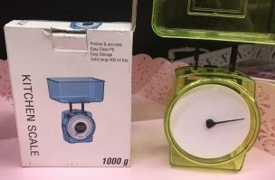 В советских кухонных настенных весах была в комплекте пачка сменных шкал для разных продуктов (легко вставляются сверху в прорезь). У моих родителей такие до сих пор есть и работают.