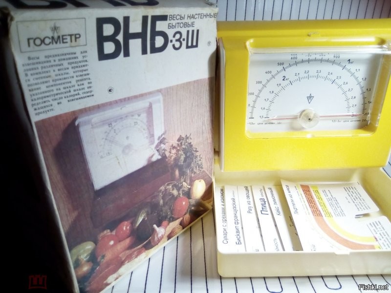 В советских кухонных настенных весах была в комплекте пачка сменных шкал для разных продуктов (легко вставляются сверху в прорезь). У моих родителей такие до сих пор есть и работают.