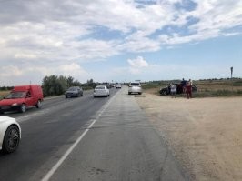 Сам пересмотрел еще раз. А Камри и не разворачивалась. Она совершала левый поворот на второстепенку. Встречка остановилась и пропускала именно поэтому. Ибо перекресток и хотели пропустить людей, сделать доброе дело.