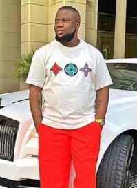 … а одевать белую футболку сверху на майку - это тоже стало ультра-модно и признак статуса и непревзойденного стиля?
Что дальше? Носки с сандалями?