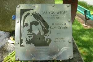 Ну,наконец-то. А то все памятники, которые недалеко от этого дома находятся, как-то неказисто выглядят. Под мостом постоянно можно фанатов встретить. Мне посчастливилось познакомиться со старым рокером, который поведал историю о том, лично Курта знал. Хотя может это из разряда сказок про Ленина и рабочих, которые помогали бревно тащить.